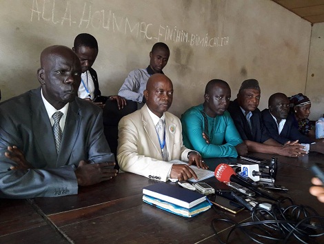 Feature image Aboubacar Soumah, secrétaire général du SLECG entouré des membre du bureau exécutif de sa structure syndicale