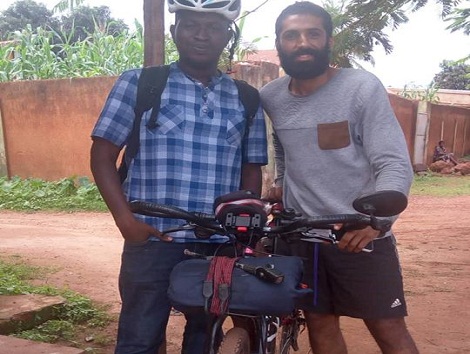 Feature image De droite à gauche, le jeune Anas et notre reporter Alpha Ousmane Bah