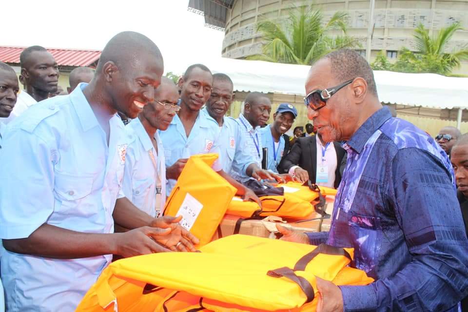 Le Président guinéen Alpha Condé lors de la remise des gilets de sauvetage aux pêcheurs