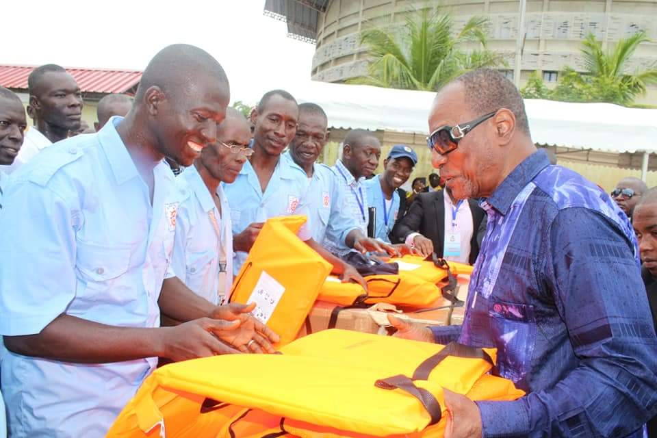 Feature image Le Président guinéen Alpha Condé lors de la remise des gilets de sauvetage aux pêcheurs