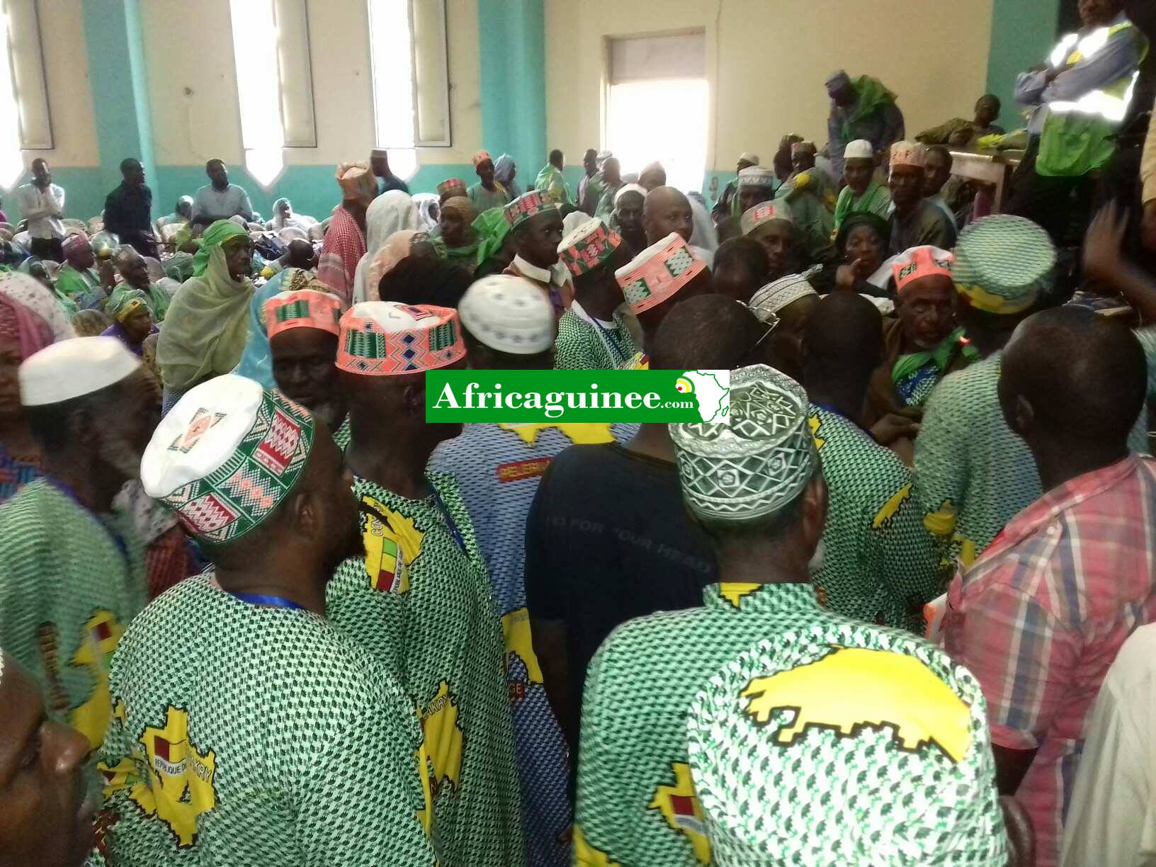 Des pèlerins guinéens réunis au centre islamique de Donka (Conakry)