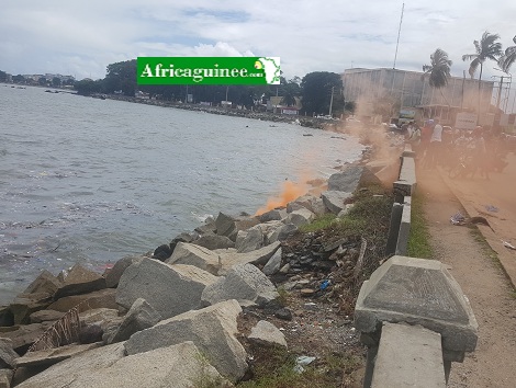 Jaillissement d'une fumée mystérieuse à côté du palais du peuple de Conakry