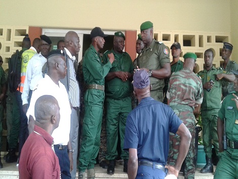 Des éléments des forces de l'ordre réunis à la devanture du Port Autonome de Conakry
