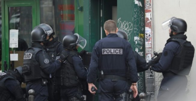 Des policiers lors d'une interpellation dans le 11e arrondissement, à Oberkampf, le 10 septembre 2018.AFP