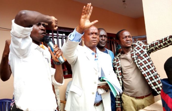 Aboubacar Soumah, secrétaire général du SLECG et certains de ses camarades