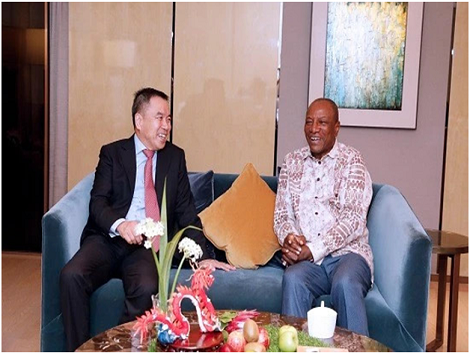 Feature image Le 1erseptembre à Pékin, le président guinéen, professeur Alpha Condé, s’est entretenu avec le président du groupe StarTimes, PangXinxing.