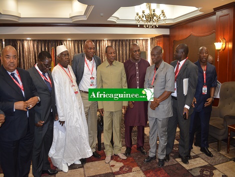 Feature image Le Président guinéen, Alpha Condé entouré des cadres de la majorité présidentielle au Palais Sékhoutouréa