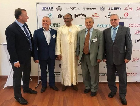 Feature image Mohamed Cherif Abdallah, président du groupe organisé des hommes d’affaires (GOHA) entourés par des hommes d'affaires à Kieva