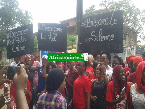 Feature image Des femmes manifestent devant le TPI de Dixinn