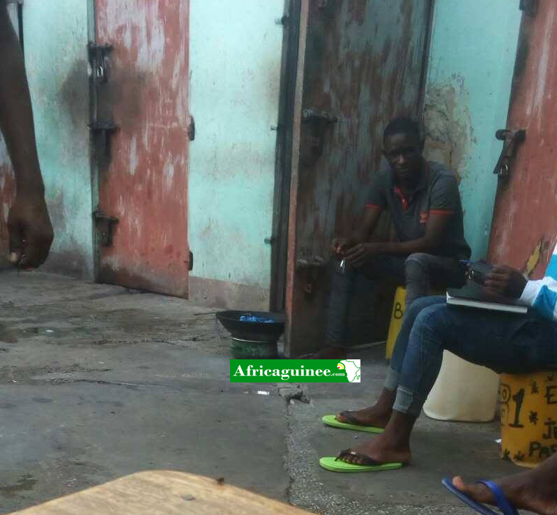 Boubacar Diallo "Grenade" devant sa cellule à la prison civile de Kindia