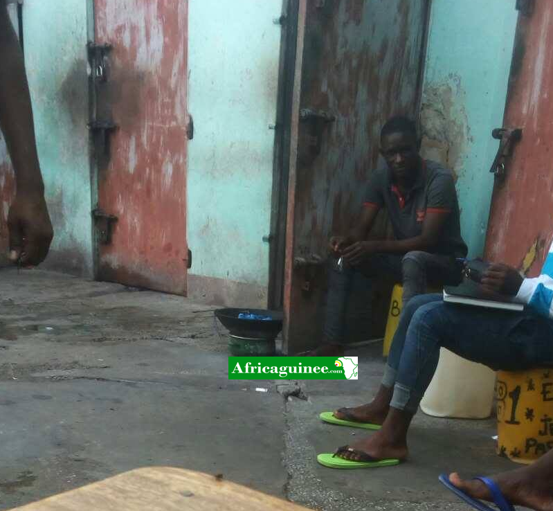 Feature image Boubacar Diallo "Grenade" devant sa cellule à la prison civile de Kindia