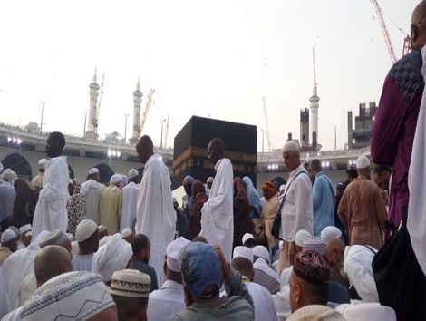 Des pèlerins à la Kaaba
