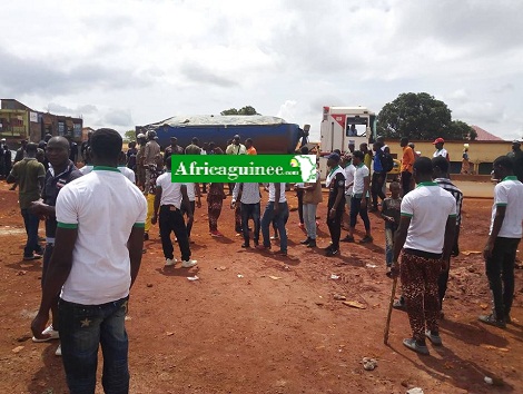 Des jeunes devant le siège du parti de Mamadou Sylla à Kagbelen
