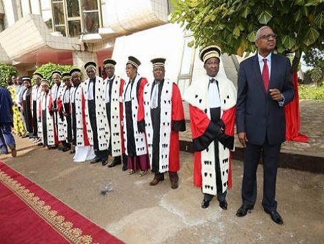 Feature image Cheick Sako, ministre guinéen de la Justice garde des Sceaux et des magistrats devant la Cour Suprême