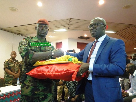 Feature image Le caporal Soumah avec le Ministre de la Citoyenneté, Gassama Diaby