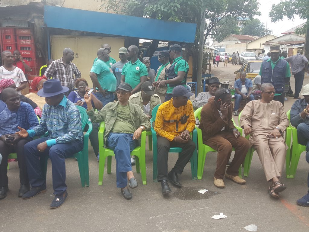 Des opposants font un sit-in à Dixinn