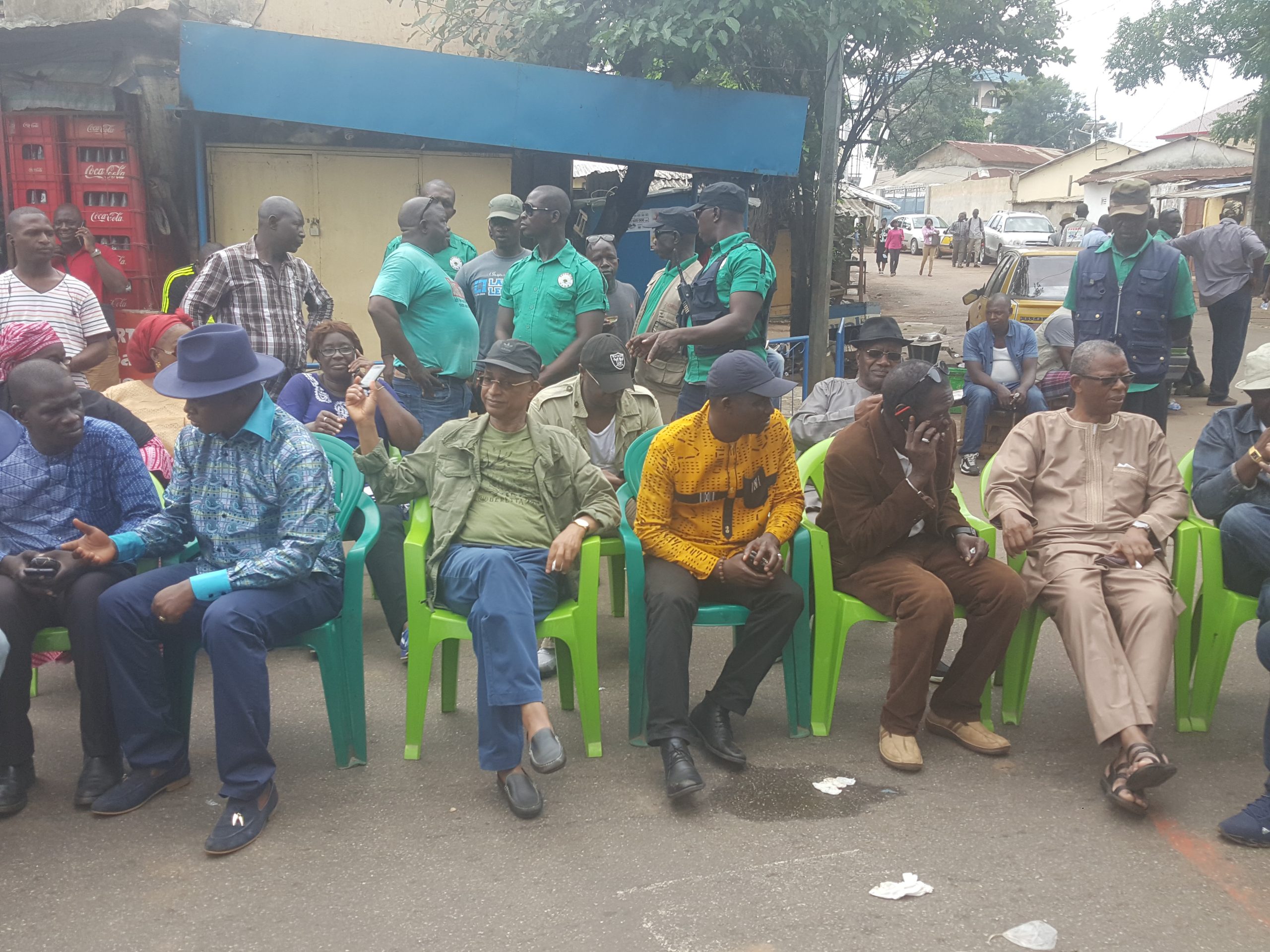 Feature image Des opposants font un sit-in à Dixinn
