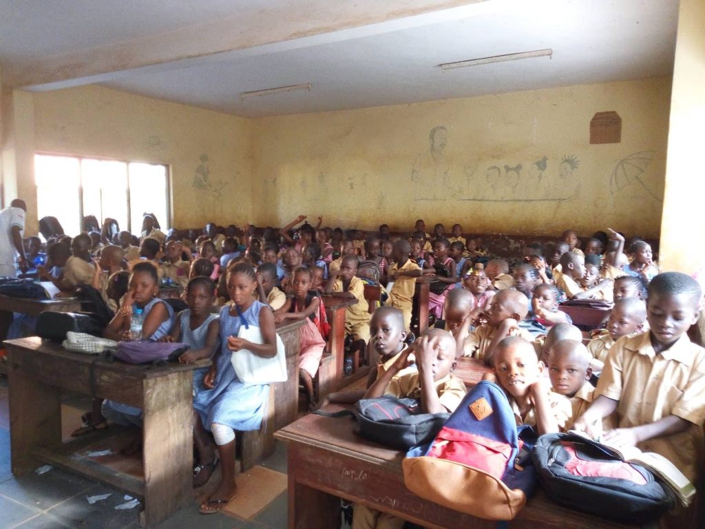 Des élèves dans une salle de classe à Kipé