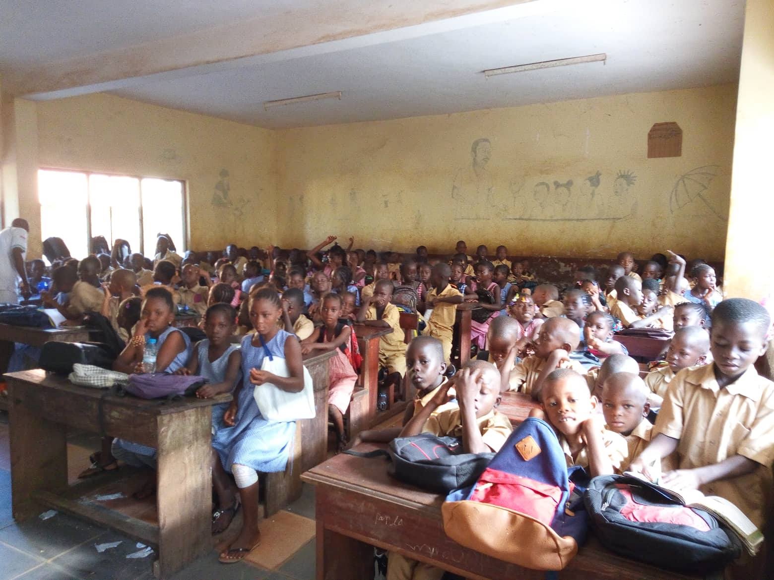 Feature image Des élèves dans une salle de classe à Kipé