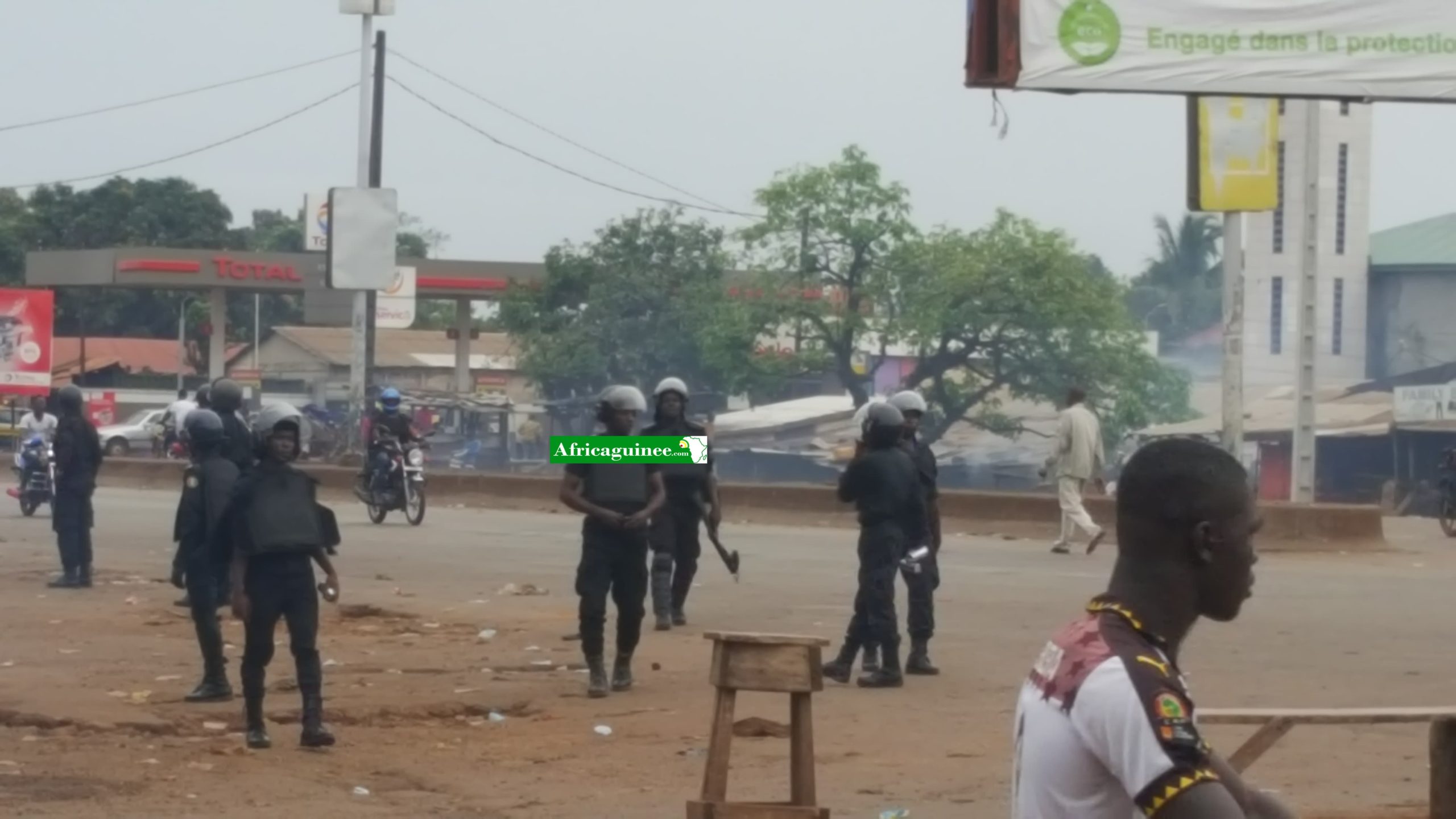 Feature image Des agents des forces de l'ordre au carrefour Cosa (Conakry)