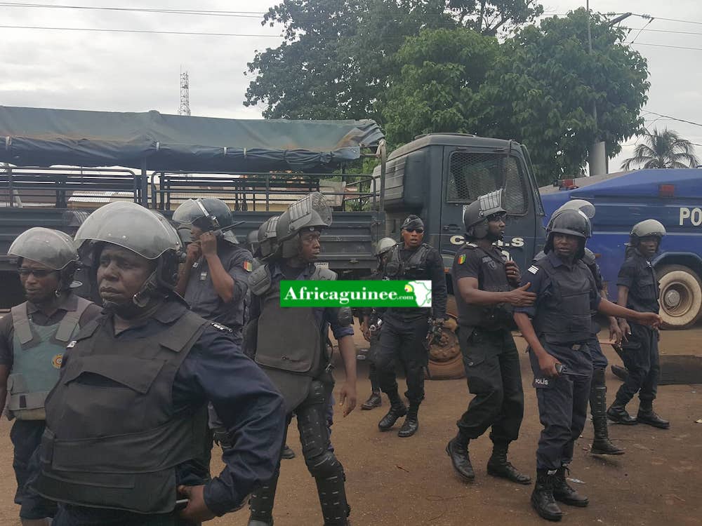 Des agents des forces de l'ordre aux abords du domicile privé de Cellou Dalein à Conakry