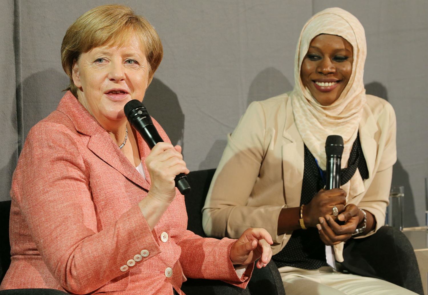La chancellière allemande Angela Merkel avec une ex réfugiée gambienne--Source: thelocal.de