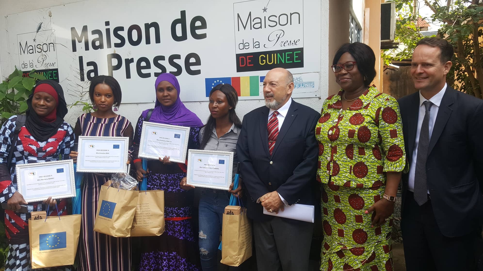 Feature image Les lauréates et des diplomates dont l'ambassadeur de l'UE en Guinée