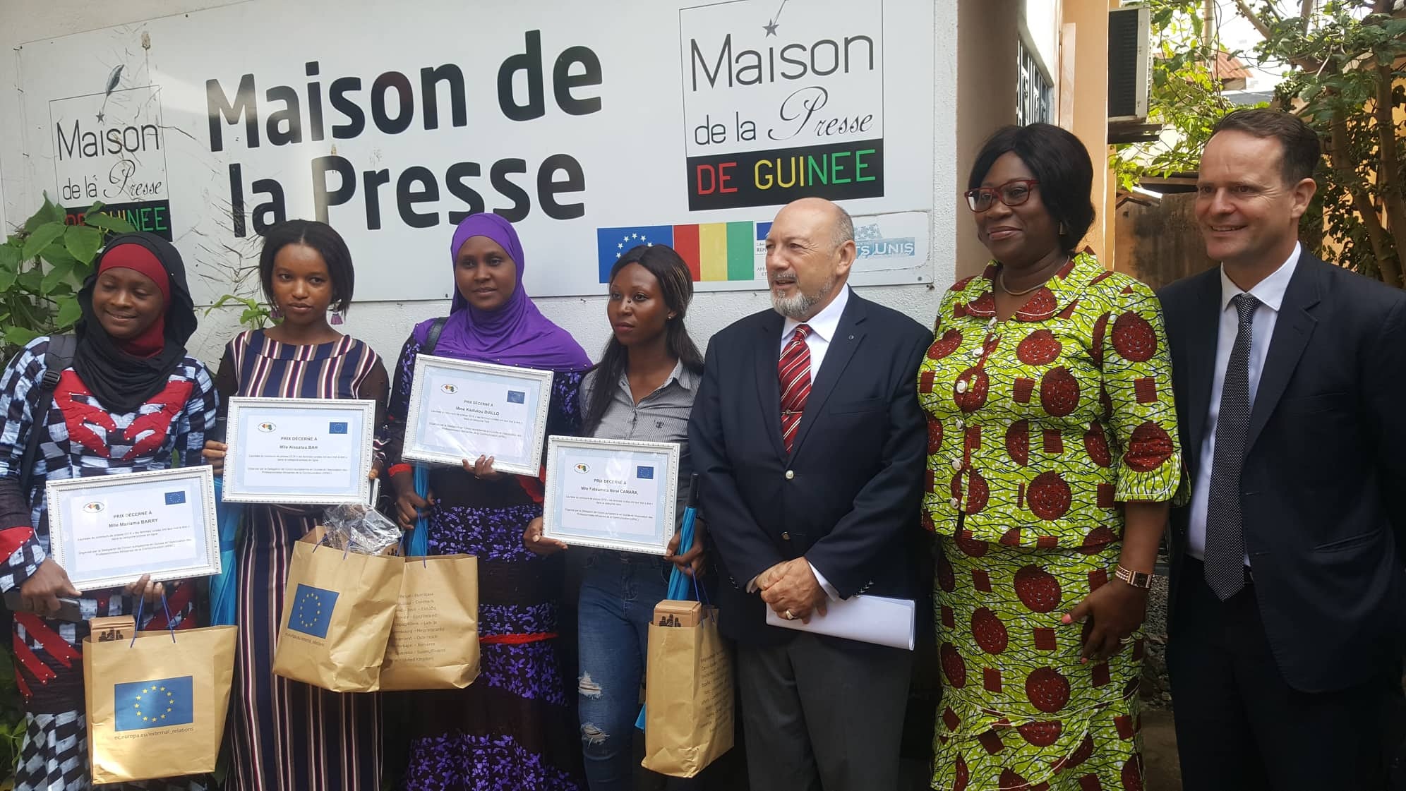 Les lauréates et des diplomates dont l'ambassadeur de l'UE en Guinée