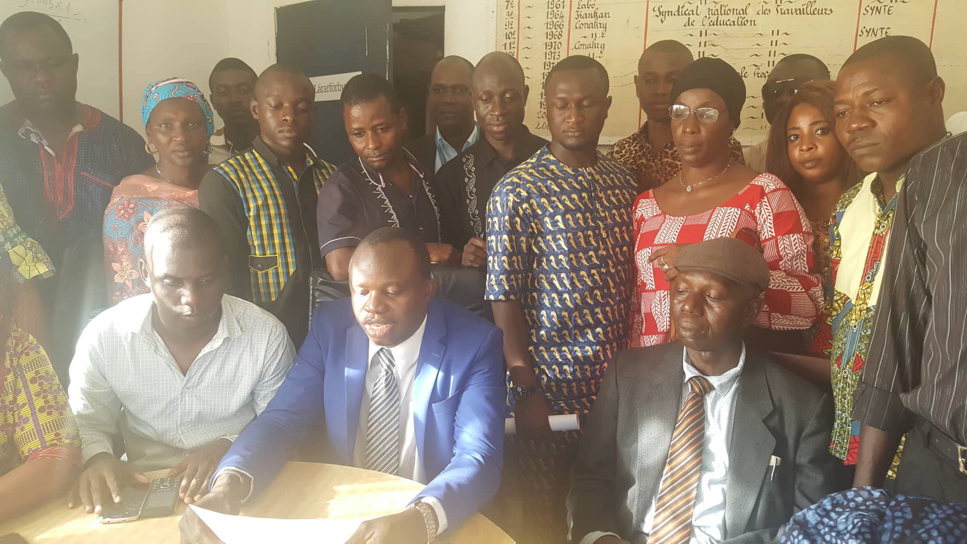 Des syndicalistes guinéens réunis à la bourse du travail