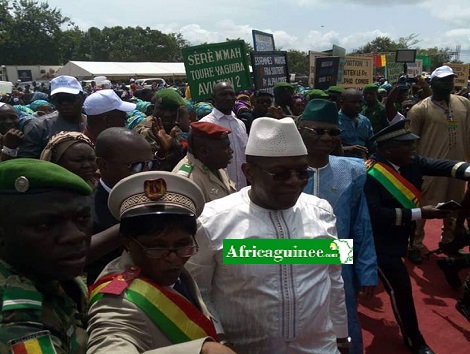 Le premier ministre guinéen, Ibrahima Kassory Fofana, accueilli par les populations de Fria