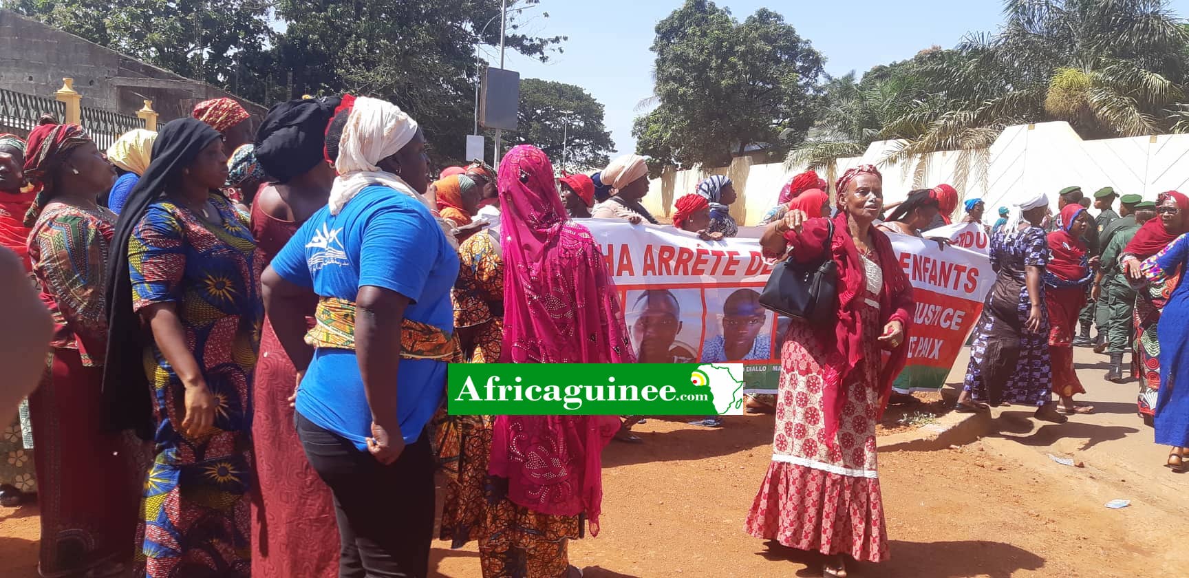 Des femmes de l'opposition dans une rue de Conakry
