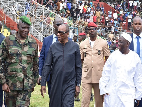 Feature image Le président Alpha Condé en compagnie du ministre de la Défense Dr Mohamed Diané, et le Général Namory Traoré, Chef d'Etat-major général des armées