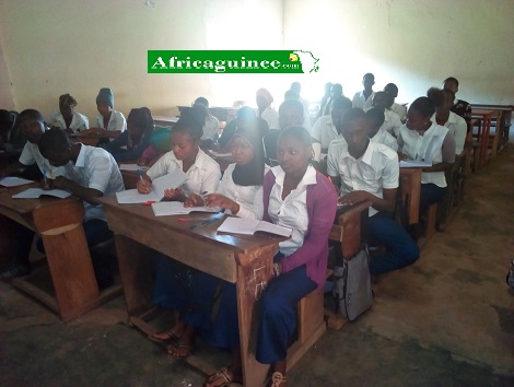 Feature image Des élèves dans une salle de classe à Dalaba