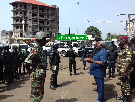 Le ministre de la sécurité et de la protection civile Alpha Ibrahima Keira devant les forces de l'ordre à Bambéto