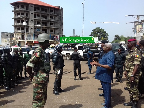 Feature image Le ministre de la sécurité et de la protection civile Alpha Ibrahima Keira devant les forces de l'ordre à Bambéto