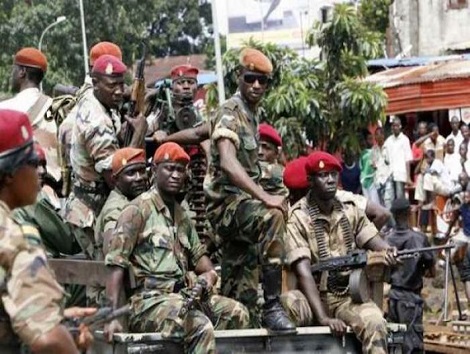 Des béret rouges  de l'armée guinéenne, image d'archive