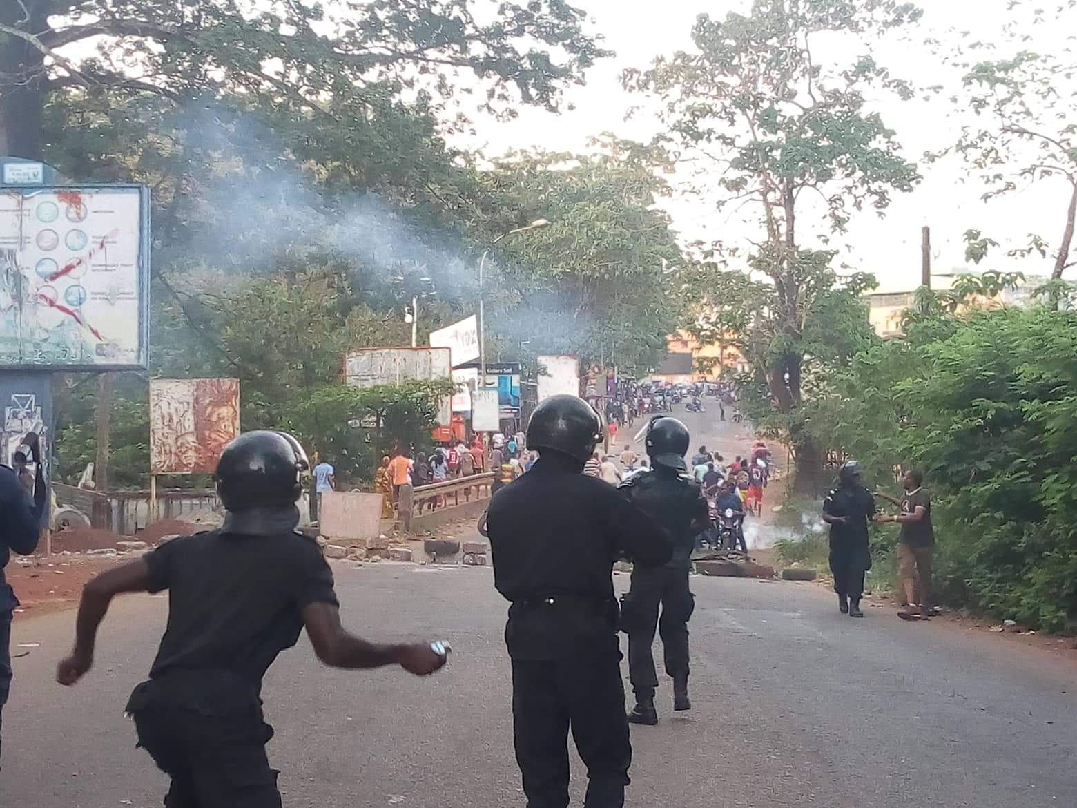 La police s'affronte avec des jeunes à Kipé