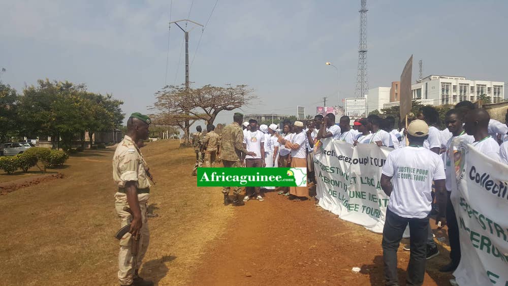 Des manifestants devant l'ambassade des Etats-Unis à Conakry