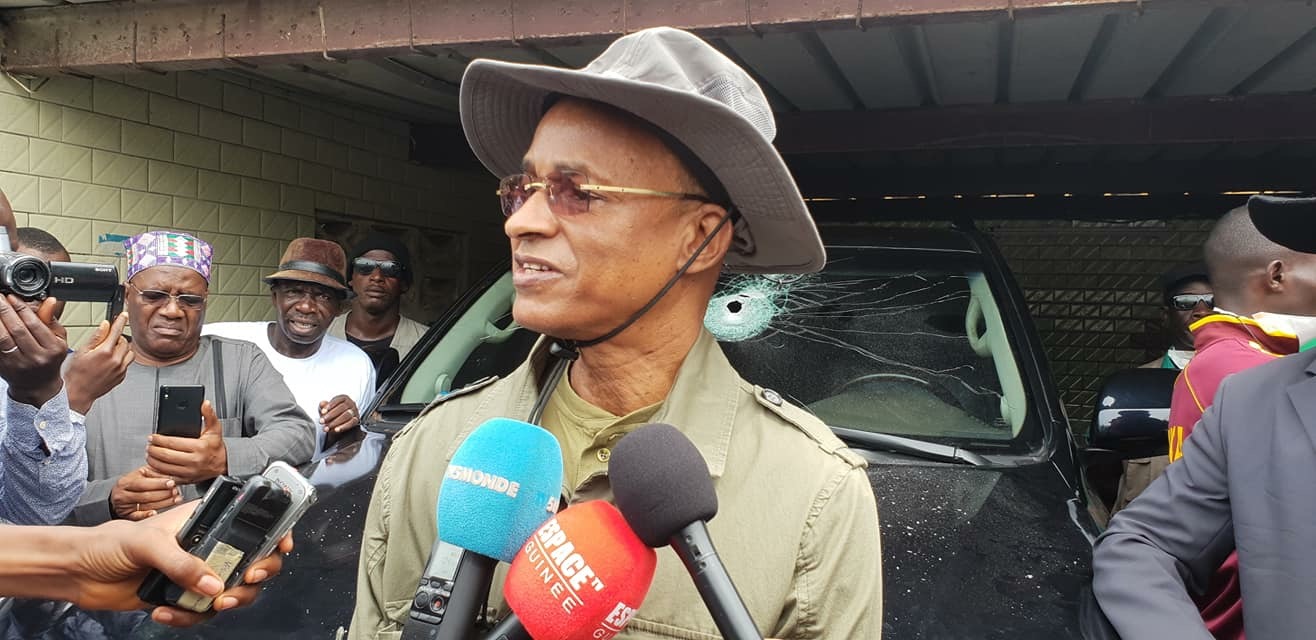 Feature image Cellou Dalein Diallo quelques heures après l'attaque contre son véhicule à Conakry-Africaguinee.com