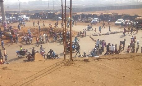 Manifestation de femmes contre la pénurie d'eau et d'électricité  à Kagbelen