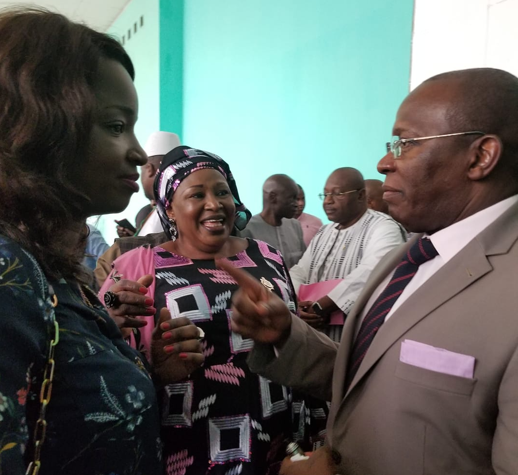 Feature image Kassory Fofana et un groupe de femmes au Parlement