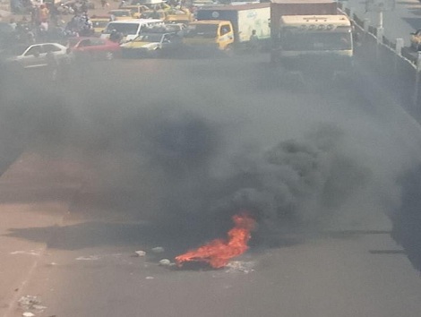 Des pneus brûlés sur la chaussée à Bonfi en marge de la manifestation des enseignants