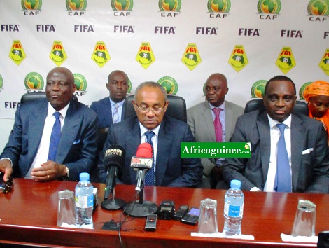 Le Président de la CAF Ahmad Ahmad entouré de responsables de la Féguifoot  lors d'une visite en Guinée