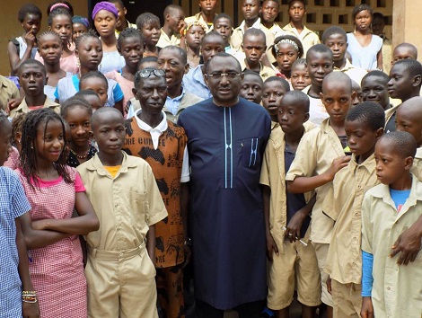 Feature image Sidya Touré au milieu d'un groupe d'élèves