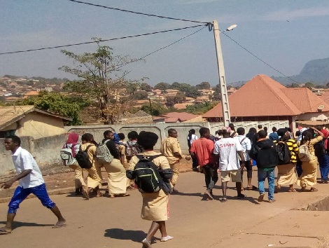 Feature image Des élèves qui manifestent à Mamou