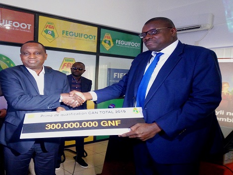 Feature image Orange-Guinée offre un chèque de 300 millions au Sily National de Guinée