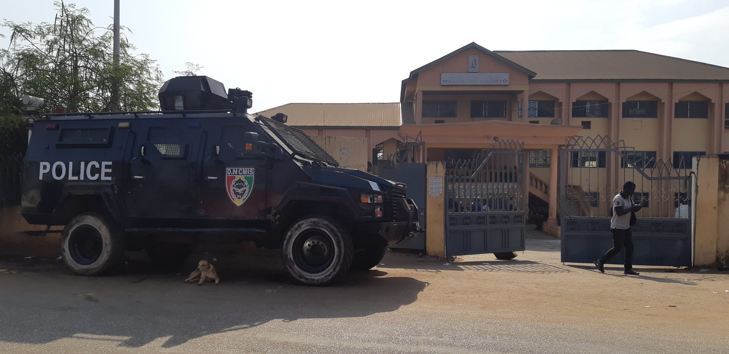 Un blindé de la police stationné à la devanture de la mairie de Matoto