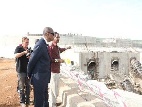 Le président Alpha Condé lors d'une visite d'un barrage hydroélectrique en construction