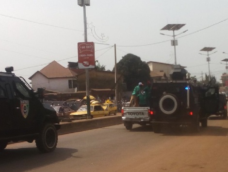 Le véhicule de commandement de Cellou Daelein Diallo coincé par des Mambas de la police à Hamdallaye
