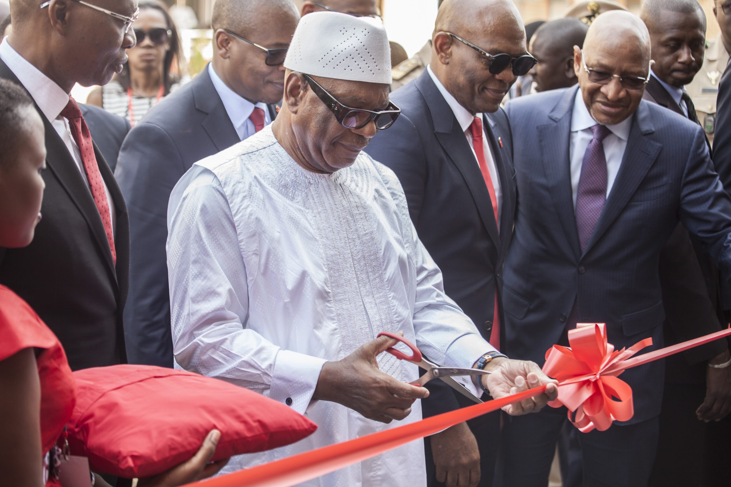Le DG du Groupe United Bank for Africa (UBA), Kennedy Uzoka; le Président de la République du Mali, Son Excellence Ibrahim Boubacar Keita; Tony O. Elumelu, Président du Groupe UBA; et le Premier ministre de la République du Mali, Soumeilou Boubeye Maiga, lors de l’inauguration lundi des locaux de UBA Mali, faisant de cette filiale la 20ème du groupe panafricain en Afrique